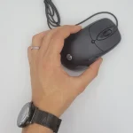 ماوس HP S1 با حسگر اپتیکال 1600 DPI، طراحی ارگونومیک، قابلیت دو دسته و کابل 110 سانتی‌متری. بدون نیاز به درایور — مناسب برای خانه و اداره.