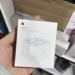 شارژر دیواری 20 وات اپل مدل B/A با فناوری PD، شارژ 50% در 30 دقیقه. سازگار با آیفون 11/12 و آی‌پدها. گواهی CE، وزن 80 گرم.