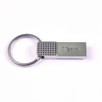 فلش مموری وریتی V829 با ظرفیت 32 گیگابایت، وزن 1 گرم و مقاومت در برابر آب، ضربه و گرد و غبار. ابعاد 20 میلی‌متر.