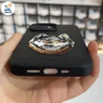 کاور پولو مدل گلدوزی شده مناسب برای گوشی آیفون 15 پرومکس - تصویر 4